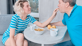 Playful babe rides an experienced dick for breakfast